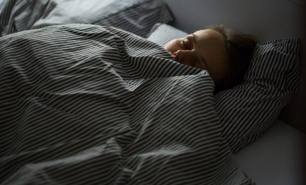 Când s-au închis școlile, adolescenții elvețieni au dormit cu o oră și 15 minute mai mult. Acum vor să le schimbe orarul
