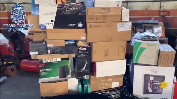 Un român a angajat șoferi de TIR, tot români, la firma lui din Spania și împreună au furat colete Amazon de peste un milion de euro, din camioane