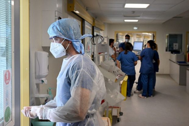 Dezbatere aprinsă în Franța, după ce șeful spitalelor din Paris a sugerat că persoanele nevaccinate anti-COVID ar trebui să-şi plătească spitalizarea