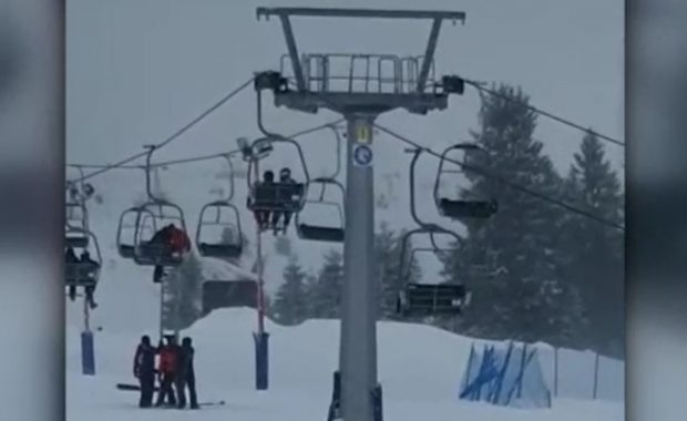 Turiști coborâți cu scara din telescaun, la Straja. Instalația s-a blocat cu 30 de oameni deasupra pârtiei