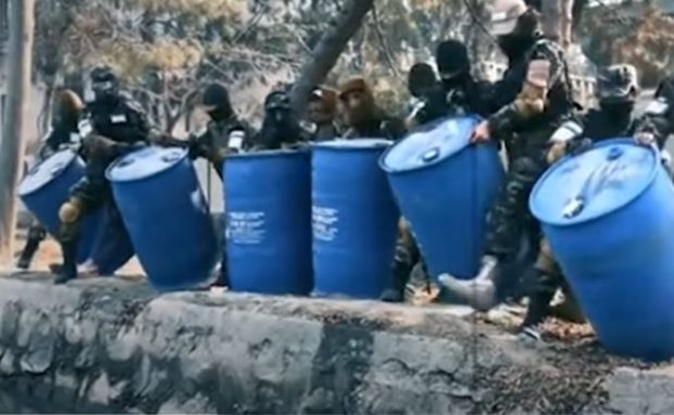 Talibanii au aruncat mii de litri de alcool într-un canal, în urma unui raid la Kabul
