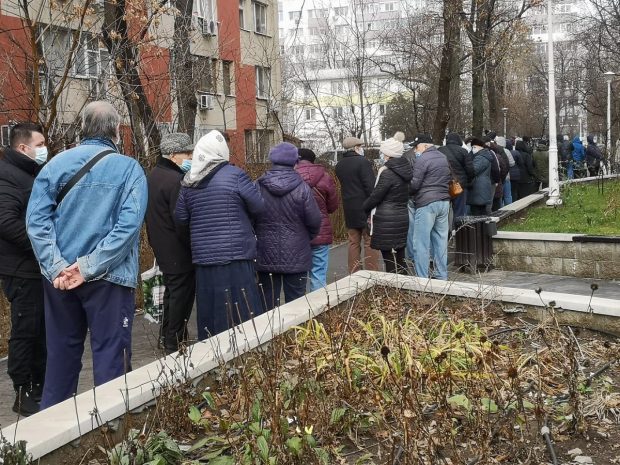 VIDEO | Sute de oameni, la coadă la Taxe și Impozite, în sectorul 6. Locul de parcare s-a scumpit de 8 ori: „Ne-au încălecat!”
