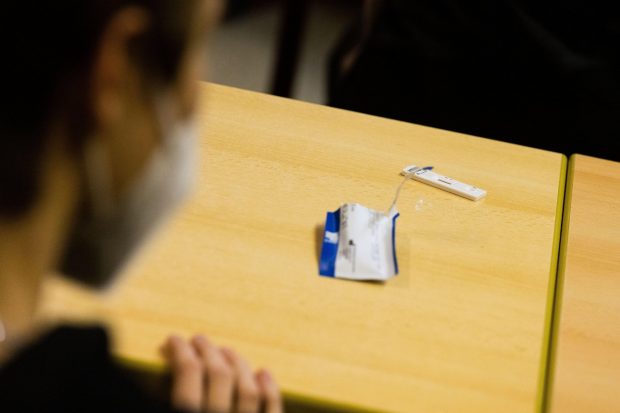 Ce motive invocă firmele care au contestat licitația pentru testele de salivă în școli: „Denaturarea concurenței și furnizarea de informații false”