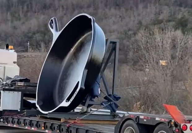 VIDEO | Cea mai mare tigaie de fontă din lume, transportată cu un camion „gabarit depășit”, după fabricare