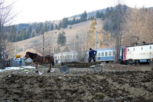 REPORTAJ. Românii de lângă Ucraina vorbesc cu îngrijorare despre posibila invazie a rușilor. „Ce-s 40 de kilometri dacă se ajunge pân’ la graniță?”