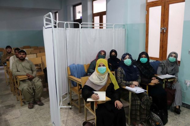Talibanii anunță redeschiderea universităților după șase luni, dar nu și dacă fetele pot reveni la cursuri
