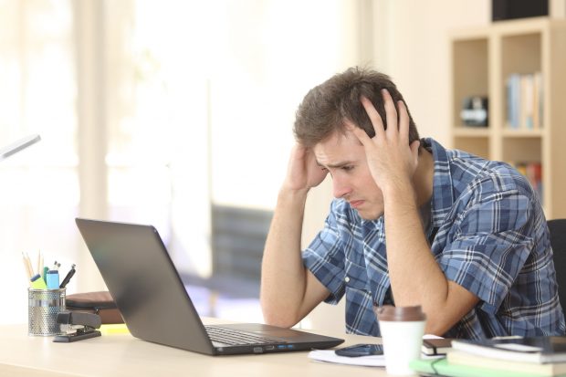 10 greșeli pe care le faci și îți pot distruge laptopul sau calculatorul