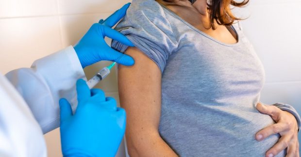 Guvernul Marii Britanii îndeamnă toate femeile însărcinate să se vaccineze anti-COVID cât mai curând