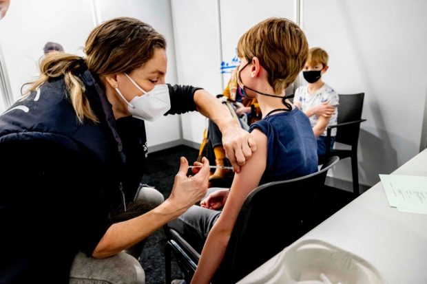 Vaccinarea împotriva COVID a copiilor între 5 și 11 ani începe astăzi. Cu ce ser se face imunizarea și ce pași trebuie urmați
