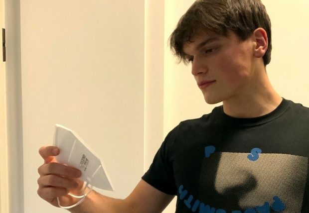 Un român de 19 ani a inventat masca de protecție care anunță când nu mai filtrează eficient
