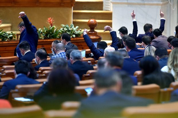 Foștii parlamentari pierd pe linie în procesele pentru recuperarea pensiilor speciale. 251 de spețe, sute de aleși, primele verdicte