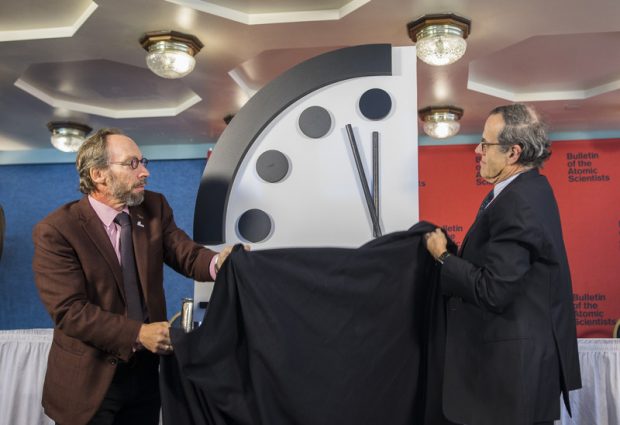 Ceasul Apocalipsei rămâne la 100 de secunde înainte de miezul nopţii. Acţiunile pozitive ale omenirii, contrabalansate de regresul în domeniul nuclear şi climatic