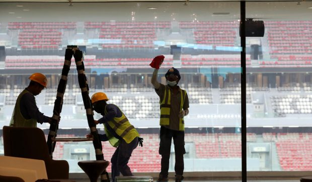„O cupă pătată de sânge”. Cel puțin 6.700 de muncitori au murit pentru cel mai scump Mondial de fotbal din istorie: „Foarte mulți s-au stins în somn”
