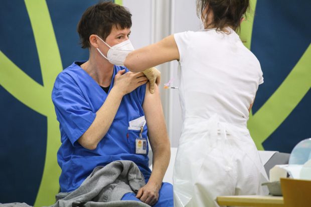 Guvernul austriac schimbă legea privind vaccinarea obligatorie. Ce riscă persoanele care refuză vaccinul
