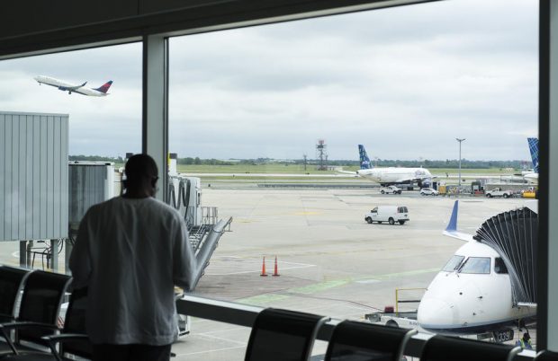 Introducerea tehnologiei 5 G în jurul aeroporturilor va produce „haos”, avertizează companiile aeriene din SUA