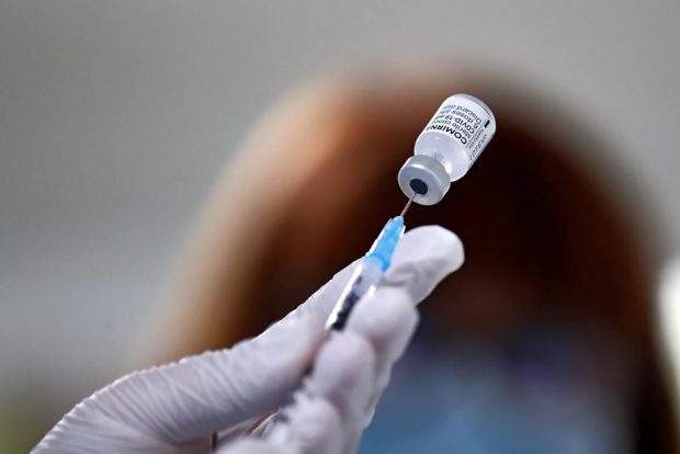 Directorul Pfizer: Vaccinarea anuală anti-COVID este un scenariu mai bun decât doze booster frecvente