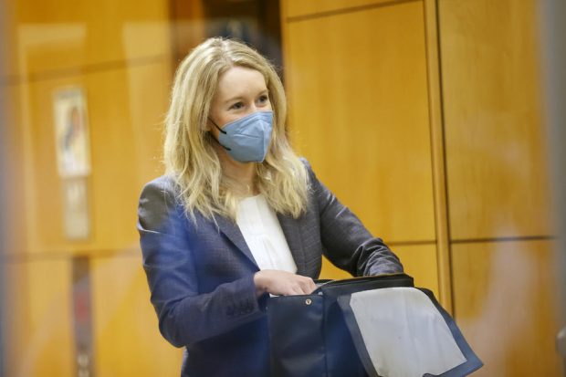 Elizabeth Holmes, tânăra care la 19 ani a fondat o companie de peste 9 miliarde de dolari, a fost găsită vinovată pentru fraudă