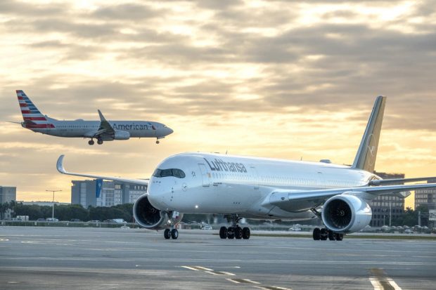 Un avion care decolase din Miami spre Londra s-a întors din drum după ce o pasageră a refuzat să poarte masca