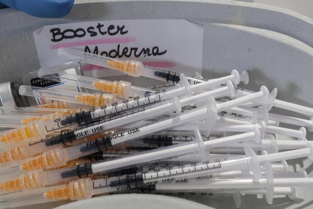 Moderna pregătește un super-booster, care să protejeze împotriva tulpinilor Omicron și Delta, dar și un vaccin comun antigripal/COVID-19