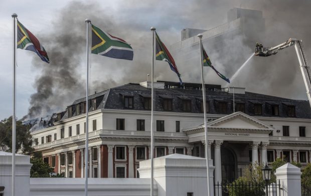 Incendiul de la Parlamentul din Cape Town – Africa de Sud a reizbucnit, după ce inițial fusese controlat