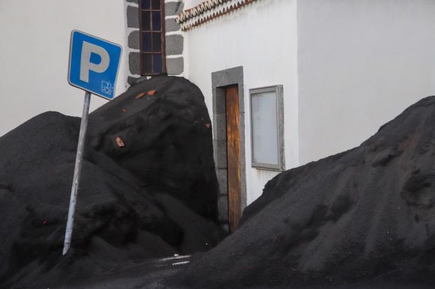 Oamenii din La Palma nu știu cum să scape de cenușa vulcanică rămasă după cele 95 de zile de erupție. „E o luptă continuă”