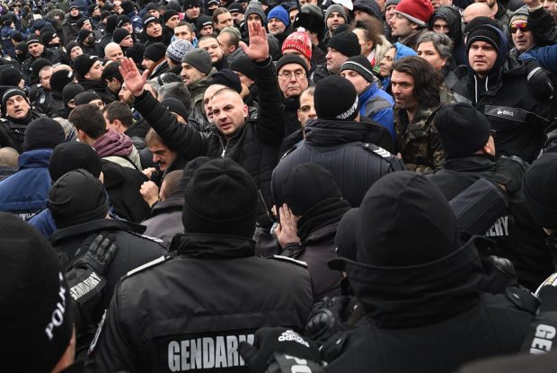 Incidente în Bulgaria, la un protest antirestricții. Manifestanții au vrut să intre în Parlament, unde ușile au fost baricadate cu mese