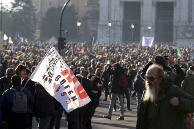 Proteste împotriva vaccinării obligatorii în Europa: Mii de oameni au ieșit în stradă în Roma, Viena sau Paris