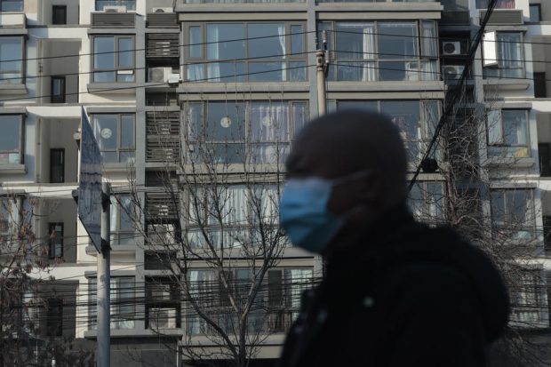 Măsuri extreme în capitala Chinei: angajați încuiați într-o clădire de birouri, după depistarea unui caz Omicron