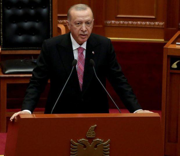 Cinci persoane au fost arestate în Turcia după ce au glumit pe rețelele de socializare că Erdogan are COVID