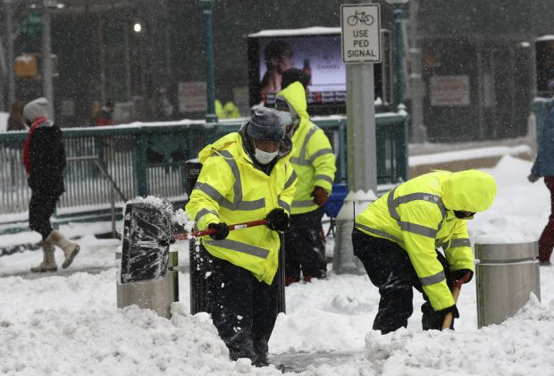O furtună violentă de zăpadă afectează 75 de milioane de americani. New York îngropat în zăpadă, mii de zboruri anulate