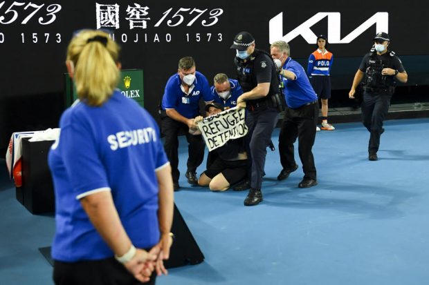 Momentul din finala de la Australian Open care nu s-a văzut la televizor. Un spectator a pătruns pe terenul de tenis cu un banner