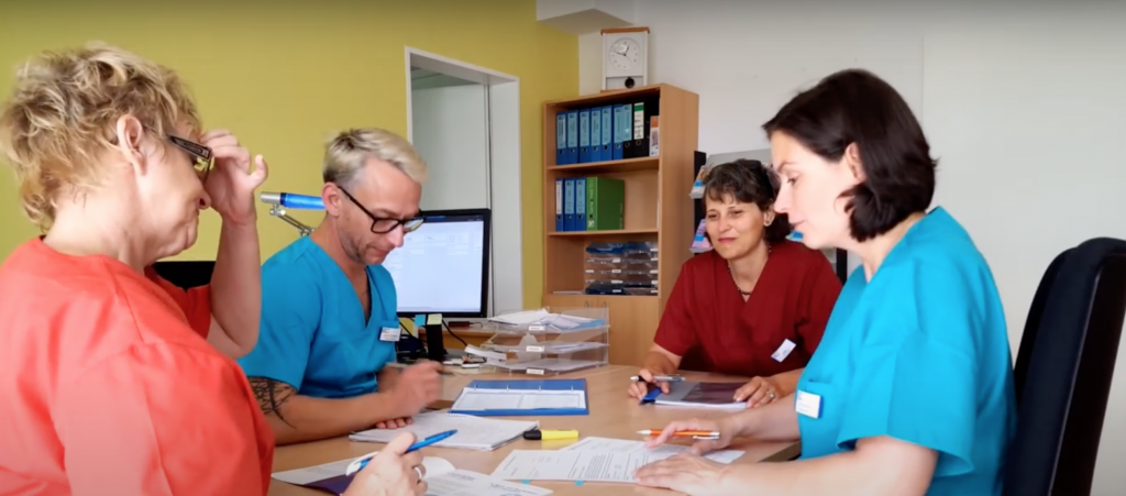 Româncă din Berlin explică munca medicală de îngrijire: „În istorie, asta au făcut-o mai mereu femeile, în familie, și nimeni nu s-a gândit să zică măcar un mulțumesc”