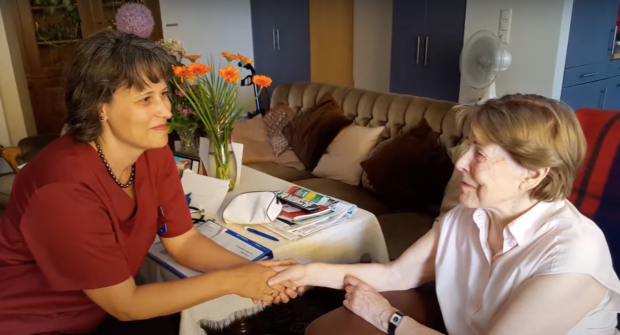 Româncă din Berlin explică munca medicală de îngrijire: „În istorie, asta au făcut-o mai mereu femeile, în familie, și nimeni nu s-a gândit să zică măcar un mulțumesc”