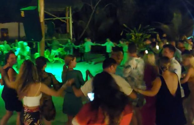 VIDEO | Cea mai mare petrecere românească de Revelion din Africa. 400 de oameni au încins hora pe o plajă sălbatică
