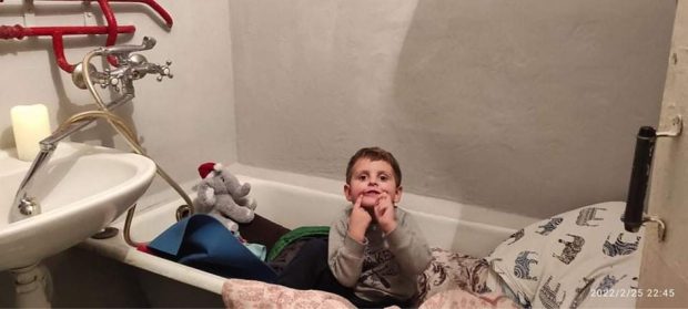 Un băiețel din Kiev doarme de câteva zile în baie, în timp ce luptele se poartă pe străzile din capitala Ucrainei
