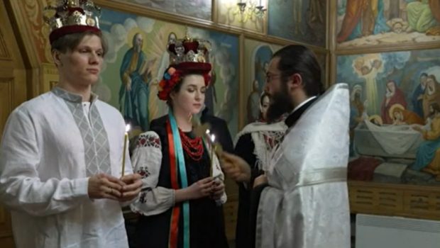 Nuntă în vremea războiului. Cuplul care și-a petrecut prima zi de căsătorie înarmându-se pentru a-și apăra țara
