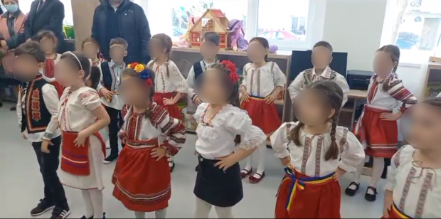Aflați la cursuri online, copiii de la o grădiniță din Focșani au fost aduși să recite la inaugurarea clădirii, în fața primarului