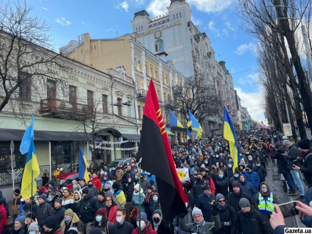 „Plecați din Crimeea și Donbas, ocupanți ruși!”. Peste 3.000 de oameni manifestă antirăzboi pe străzile din Kiev
