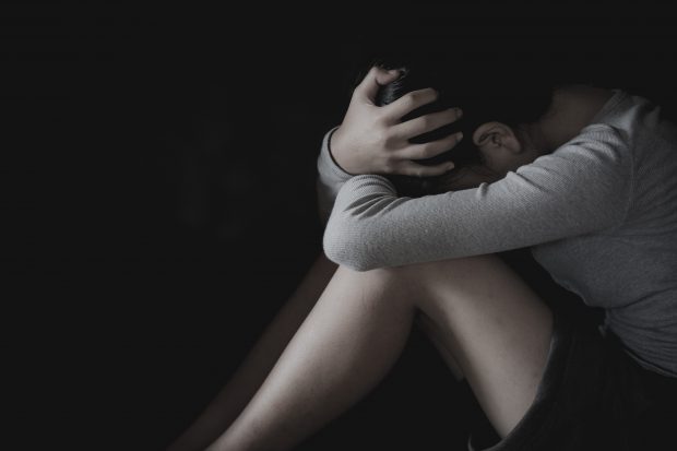 Fată de 13 ani, violată, jefuită și obligată să se prostitueze de trei băcăuani
