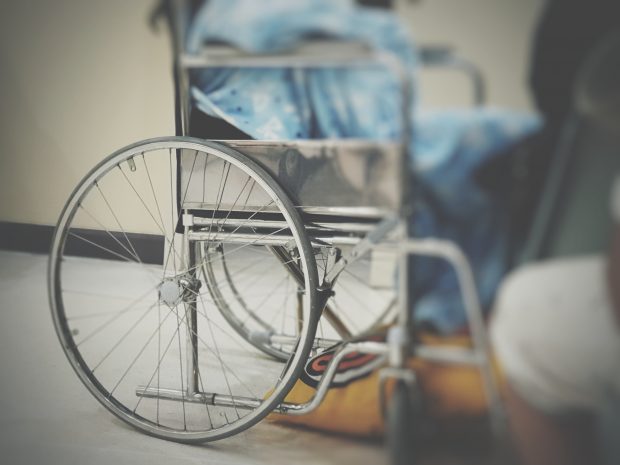 România, condamnată la CEDO, după ce autoritățile au stabilit că un bărbat de 89 de ani, imobilizat la pat, se poate îngriji singur