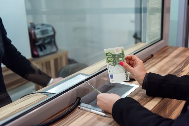 Directoarea unei bănci a sustras zeci de mii de euro din conturile unor clienți și i-a pierdut la jocuri de noroc. Condamnată la închisoare, femeia a dispărut în Germania