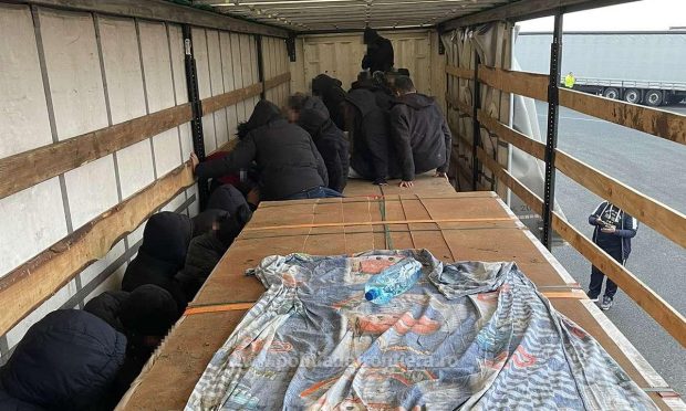 Un TIR cu 32 de migranți ascunși printre profile de aluminiu, oprit la vamă de polițiștii de frontieră