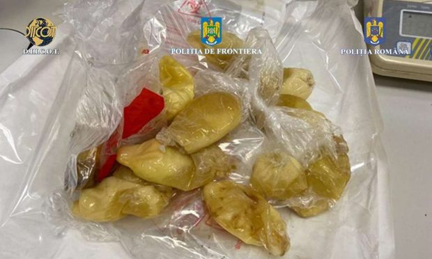 O braziliancă, prinsă pe Aeroportul Otopeni cu aproape un kilogram de cocaină în stomac