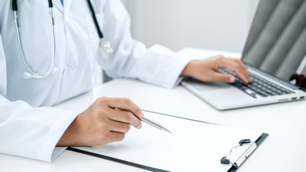 „Încă o hârtie inutilă”. Medicii de familie, revoltați din cauza adeverințelor pentru angajații care ies din izolare