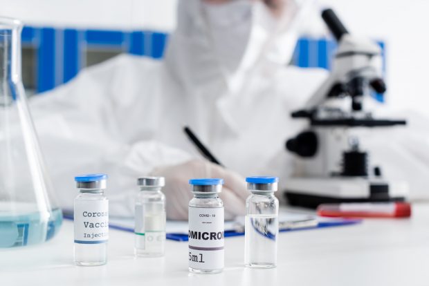 Cât de îngrijorați ar trebui să fim din cauza subvariantei Omicron, depistată inclusiv în România? Explicațiile unui specialist