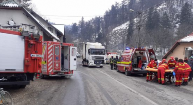 Scurgeri de combustibil pe carosabil în urma unui accident în stațiunea Bran în care un om a murit și un altul a fost rănit