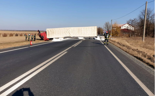 TIR încărcat cu azotat de amoniu, răsturnat în Țăndărei. Încărcătura e extrem de inflamabilă, iar 12 persoane au fost evacuate din zonă