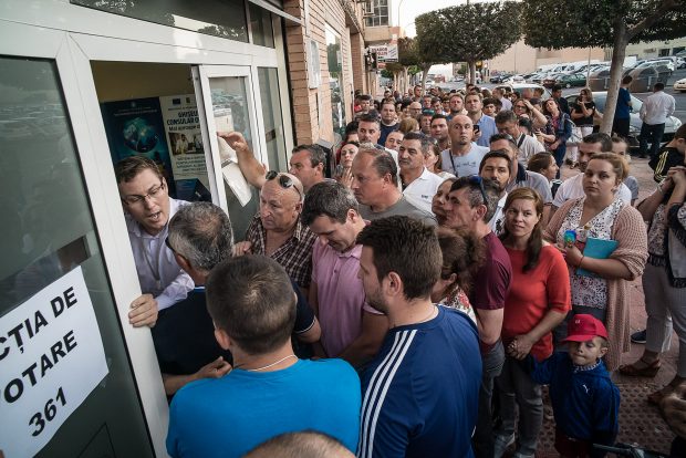 Ce-ar fi ca, în loc să-i blamăm pe oameni, să vorbim despre responsabilitatea statului român? 11 răspunsuri la comentariile despre „cele două Românii din diaspora”
