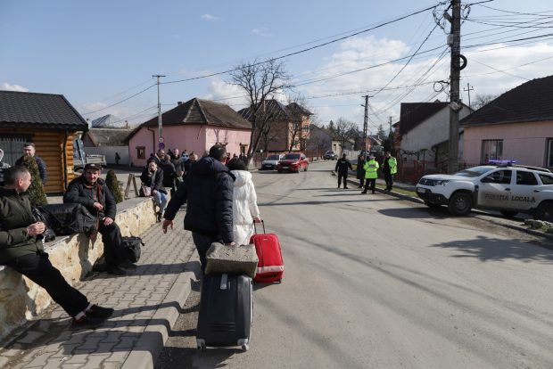 Echipa Libertatea a ajuns la Vama Sighet. Primele filmări din Ucraina, care arată coada de 1,3 kilometri cu mii de oameni în mașini, care vor să se refugieze în România
