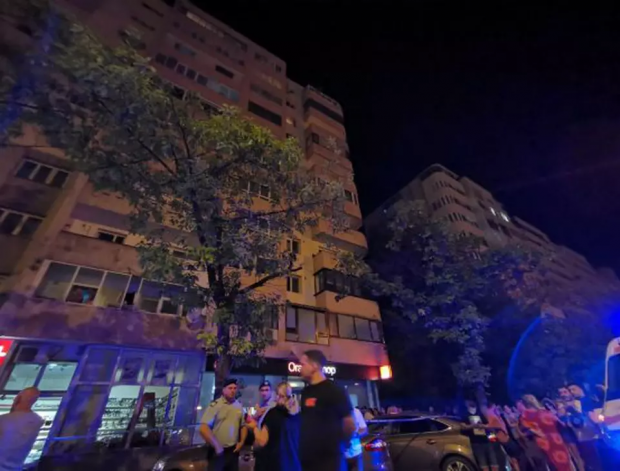 Mama gemenilor căzuți în vară de la etajul 10 al unui bloc din Ploiești, decăzută din drepturile părinteşti. Femeia mai are un băiețel